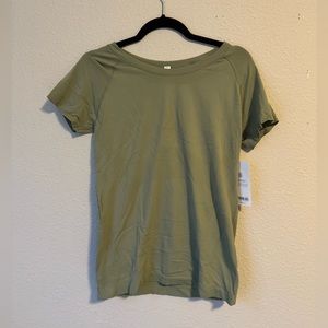 Athleta momentum tee - NWT, size L